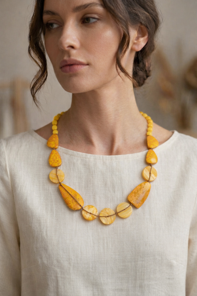 Collana Aura in legno e madreperla-Karakorum Milano