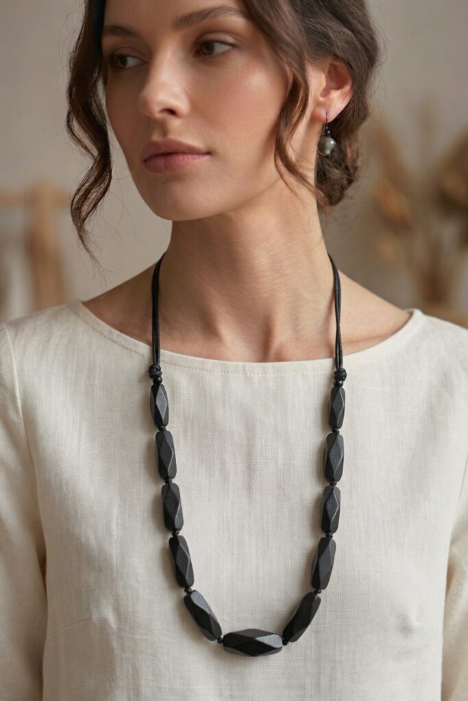 Collana Gothica Karakorum Milano con geometrie in legno nero