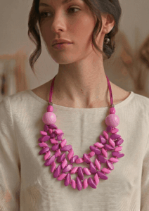 Collana donna multifilo fucsia e viola firmata Karakorum indossata su blusa chiara - Mari Accessori Moda