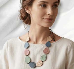 collana in legno a goccia multicolor toni pastello marca suwa
