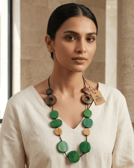collana in legno geometrica verde e marrone indossata brand suwa