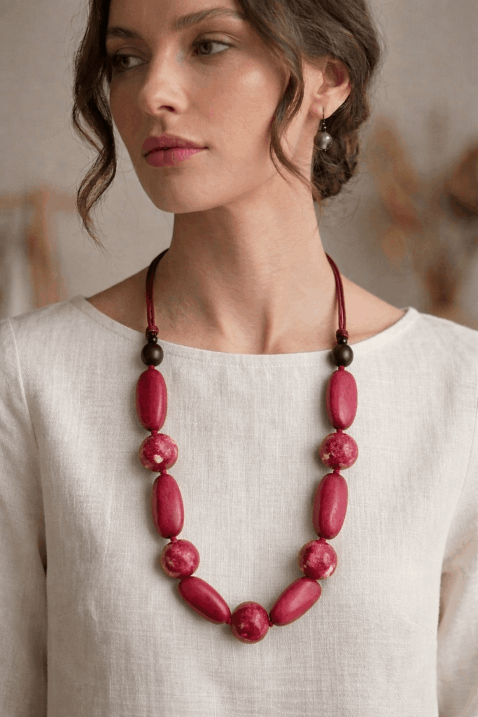 collana in legno e resina amaranto con decoro découpage marca karakorum