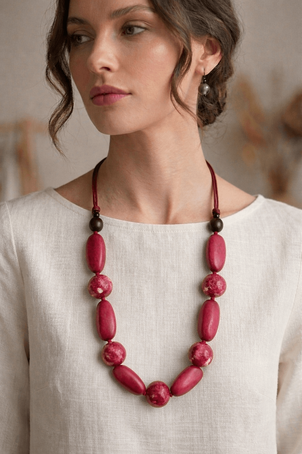 collana in legno e resina amaranto con decoro découpage marca karakorum