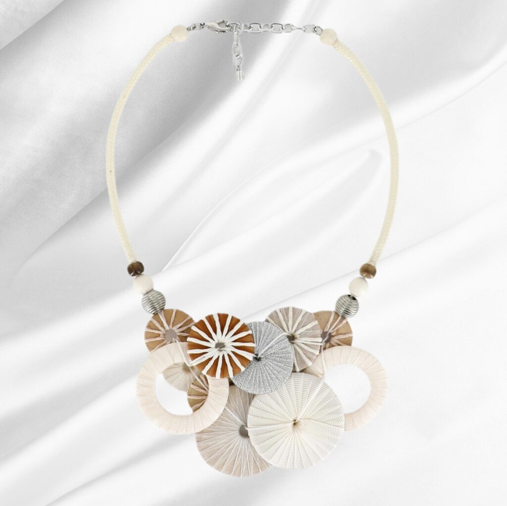 collana in legno e filo intrecciato design circolare marca karakorum