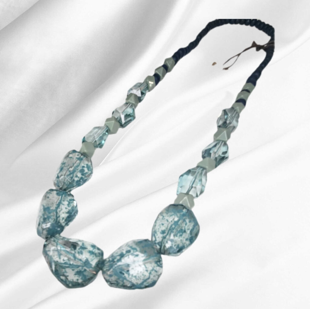 collana in resina karakorum con dettagli in legno