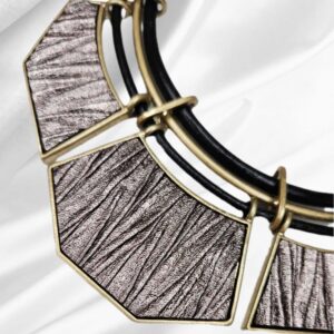 Collana rigida Tantrend con tre ciondoli geometrici rivestiti in tessuto ramato satinato e struttura in metallo.
